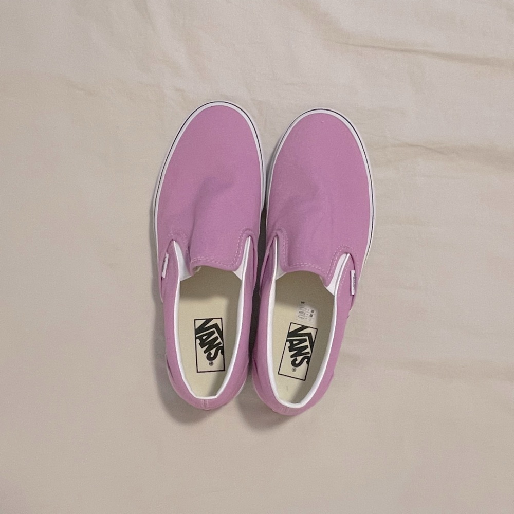 Brand new Vans Classic Slip-On Shoes ORCHID/TRUE WHITE (M 7.5 W 9.0)